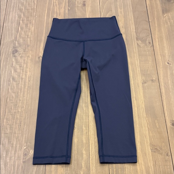 Lululemon Wunder Under Crop - Picture 2 of 9